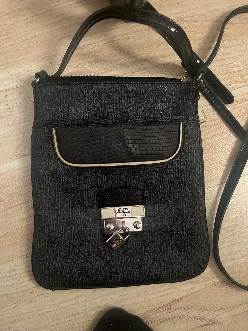 Guess classic lock crossbody messenger bag vintage polyurethane